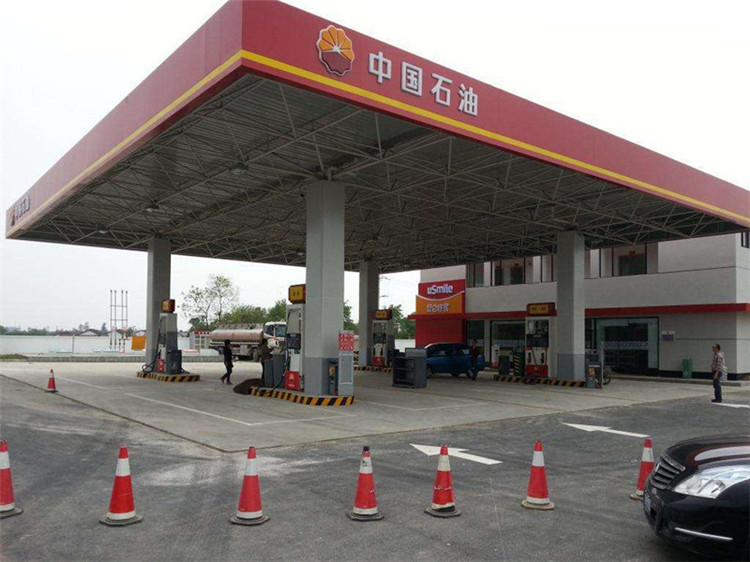 加油站是指為汽車和其它機(jī)動(dòng)車輛服務(wù)的、零售汽油和機(jī)油的補(bǔ)充站，一般為添加燃料油、潤(rùn)滑油等。