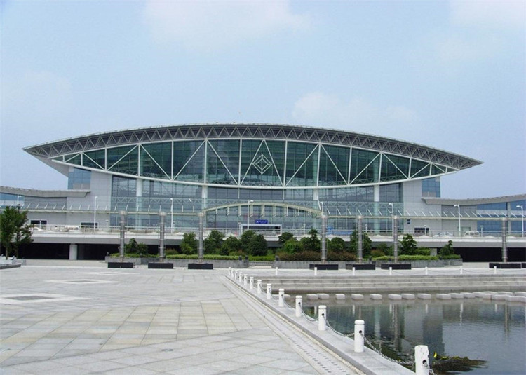 會(huì)展中心網(wǎng)架通常比較有藝術(shù)氣息，可觀賞性強(qiáng)，